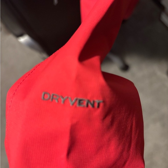 The North Face Red and Black Women’s Jacket Resolve plus Jacket DRYVENT. Size M - Picture 5 of 7